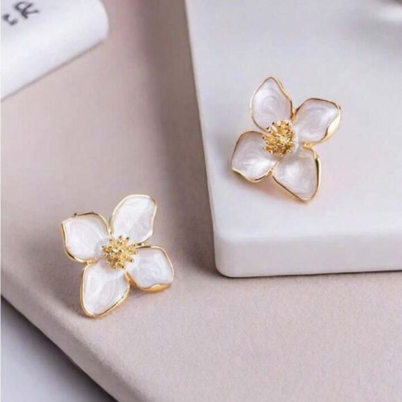 White flower stud earrings A653 - Picture 2 of 5